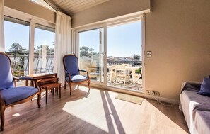TV - Stunning apartment in Saint-Georges-de-Didon with house sea view (Saint-Georges-de-Didon)