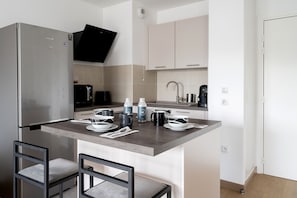 Fridge, microwave, oven, dishwasher - Appartement Marceau - Welkeys (Vanves)
