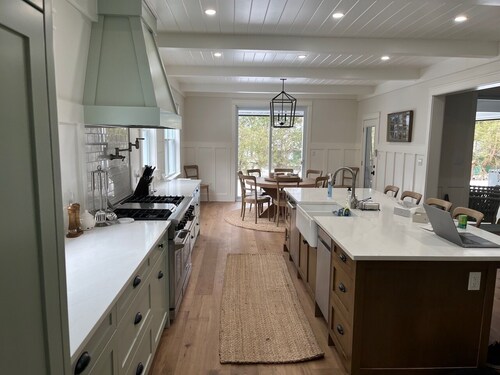 6 Bedroom Bayfield Getaway! Steps to the beach and uptown!