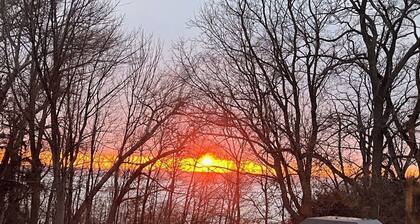 6 Bedroom Bayfield Getaway! Steps to the beach and uptown!