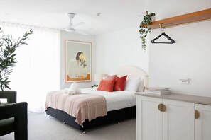 2 bedrooms, iron/ironing board, free WiFi, bed sheets - Blush by Khove (Burleigh Heads)
