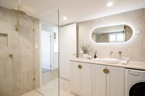 Shower, towels, shampoo - Blush by Khove (Burleigh Heads)