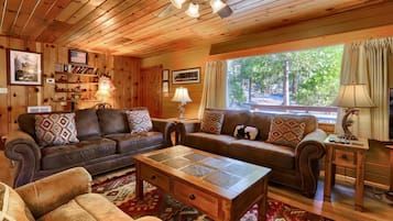 Chalet (2 Bedrooms) | Interior