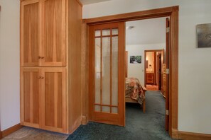 Chalet (3 Bedrooms) | Interior - Jolie Cabin (Yosemite National Park)