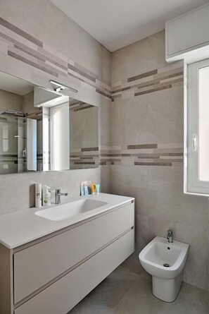 Hair dryer, towels - Cicolombo - Mareri apartments (Santo Stefano al Mare)