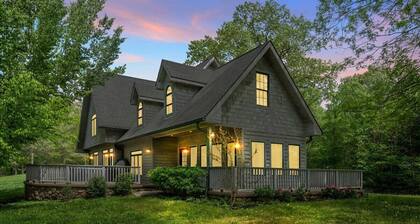 Private Lake! Sports Arena• Sleeps 30• Movie Theater