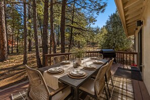Outdoor dining - NEW| Rustic-Chic Mountain Home | AC | 10 min to downtown! (Flagstaff)