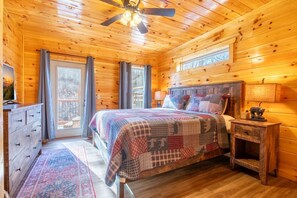 Free WiFi, bed sheets - Cozy Cub - Wooded Surroundings, Fireside Sips, Arcade Games & Hot Tub Time (Sevierville)