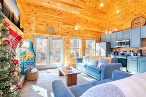 Smart TV, fireplace, video games - Cozy Cub - Wooded Surroundings, Fireside Sips, Arcade Games & Hot Tub Time (Sevierville)