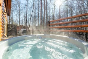 Outdoor spa tub - Cozy Cub - Wooded Surroundings, Fireside Sips, Arcade Games & Hot Tub Time (Sevierville)