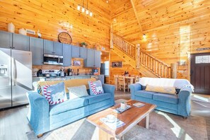 Smart TV, fireplace, video games - Cozy Cub - Wooded Surroundings, Fireside Sips, Arcade Games & Hot Tub Time (Sevierville)