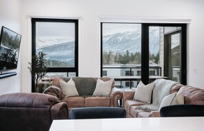 Condo, quang cảnh núi | Khu phòng khách | Smart TV 