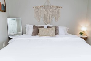 Desk, iron/ironing board, free WiFi, bed sheets - Broadview | Modern Comfort for Work & Play (Memphis)