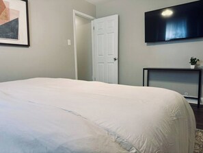 Skrivebord, strykejern/-brett, wi-fi (inkludert) og sengetøy