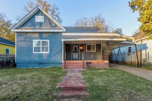 Exterior - Midtown Magic: Spacious Bungalow Steps from C-Y (Memphis)