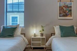 Iron/ironing board, free WiFi, bed sheets - Midtown Magic: Spacious Bungalow Steps from C-Y (Memphis)