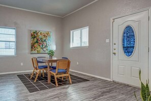 Dining - Midtown Magic: Spacious Bungalow Steps from C-Y (Memphis)