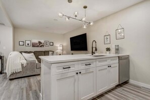 Interior - 4925 Pike Unit2 (Cascade)