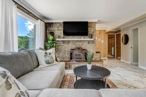 Interior - 4925 Pike (Cascade)