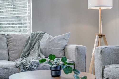 Serene Simplicity: Close to I-55 Graceland Airport