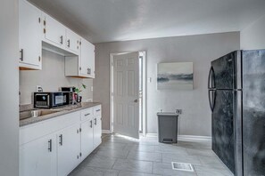 Geladeira, micro-ondas, fogão, cooktop