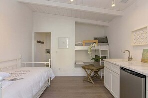 Interior - 3690 Carlsbad Boulevard - Unit A (Carlsbad)