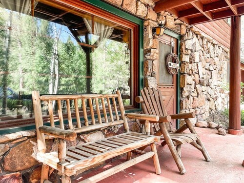 Peaceful Mountainside Cabin Retreat