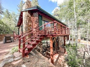 Interior - Peaceful Mountainside Cabin Retreat (Cascade)
