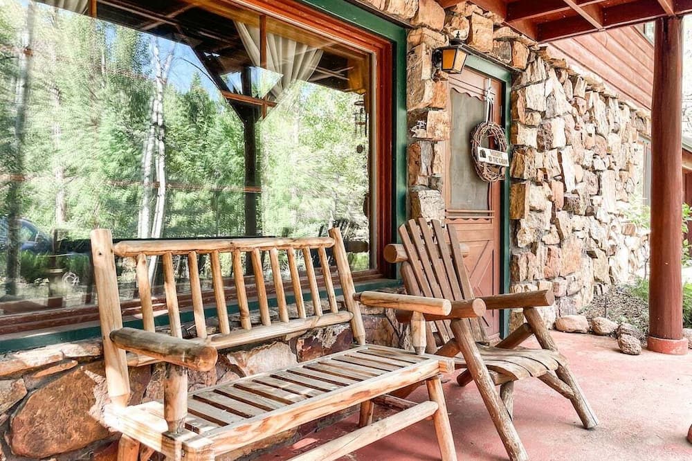 Peaceful Mountainside Cabin Retreat