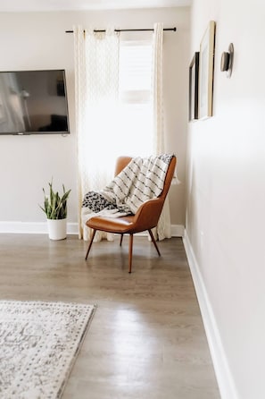 Smart TV, offices - Parkside & Broadview | Memphis Comfort in City Ctr (Memphis)