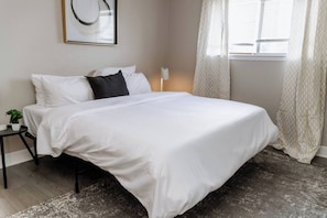 Desk, iron/ironing board, free WiFi, bed sheets - Parkside & Broadview | Memphis Comfort in City Ctr (Memphis)