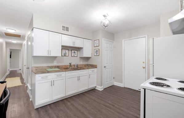 Fridge, microwave, oven, stovetop - Parkside & Broadview | Memphis Comfort in City Ctr (Memphis)