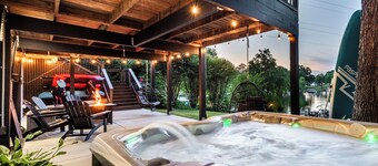 Lakefront + Kayaks + Dock + Screened in Porch | Home Sweet Bowen