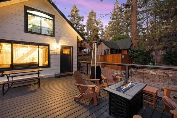 Terrace/patio - Cougar Trail Getaway | Hot Tub · Fireplace (Big Bear Lake)