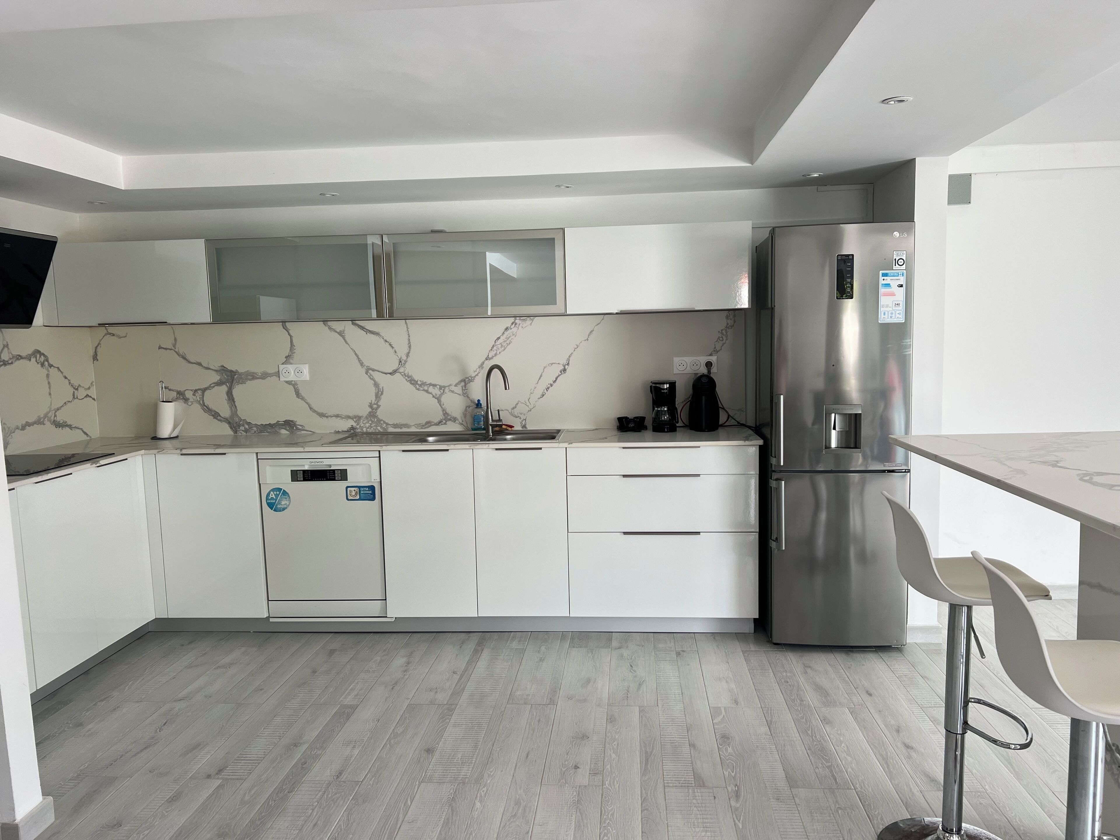 Kjøleskap, mikrobølgeovn, ovn og kokeplater