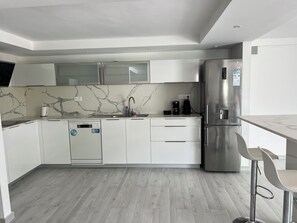 Kjøleskap, mikrobølgeovn, ovn og kokeplater