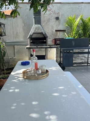 Outdoor dining - Apartment with private pool (Le Lamentin)