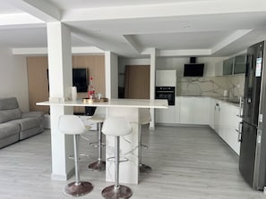 Frigorifero, microonde, forno, piano cottura