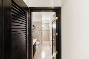 Shower, jetted bath, towels, soap - Apartment in Cabo San Lucas - Casa Maria (Cabo San Lucas)
