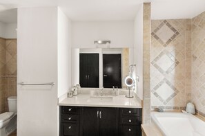 Shower, jetted bath, towels, soap - Apartment in Cabo San Lucas - Casa Maria (Cabo San Lucas)