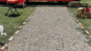 Uma caravana estacionada com exterior branco e vermelho, uma porta e janelas.