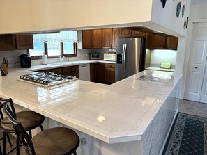 Fridge, microwave, oven, stovetop - Pool. Close to Beach. Sleeps 11 Guests (Villas)