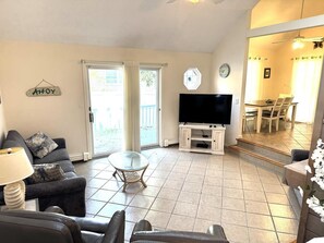 TV, fireplace - Pool. Close to Beach. Sleeps 11 Guests (Villas)