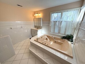 Bathroom - Pool. Close to Beach. Sleeps 11 Guests (Villas)
