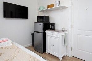 WiFi, bed sheets - Modern, Bright Studio Near the Heart of LA (Los Angeles)