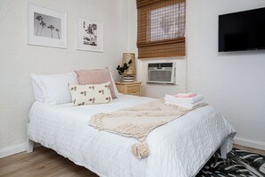 WiFi, bed sheets - Modern, Bright Studio Near the Heart of LA (Los Angeles)