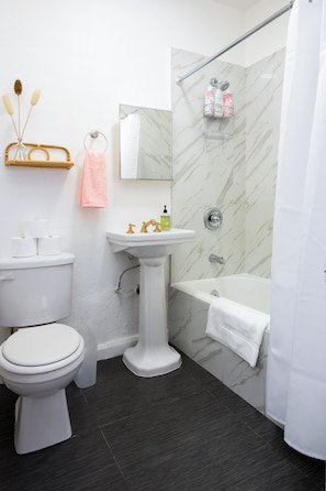 Douche, sèche-cheveux, bidet, serviettes fournies