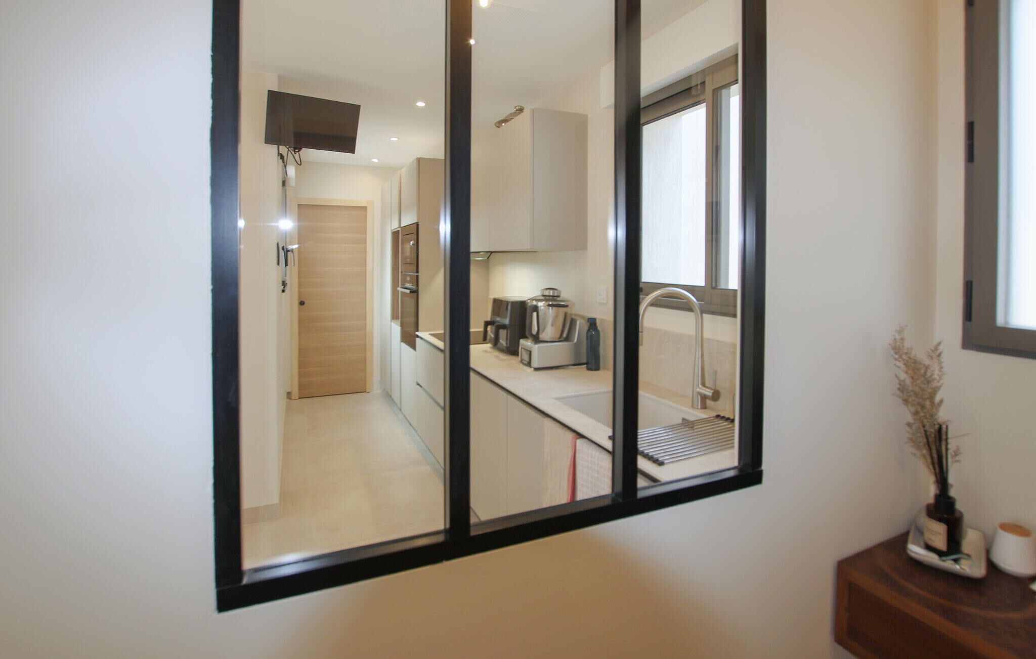 Jääkaappi, uuni, liesi, astianpesukone