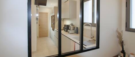 Jääkaappi, uuni, liesi, astianpesukone