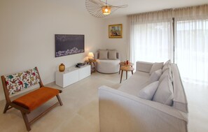 Smart TV, stereo - Amazing home in Bouc Bel Air (Bouc Bel Air)